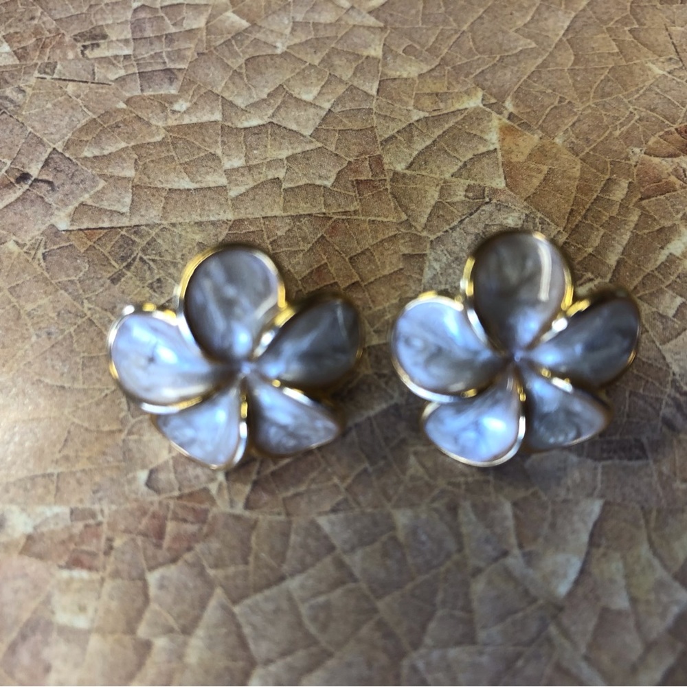 Hawaiian plumeria post earrings - Picture 2 of 3